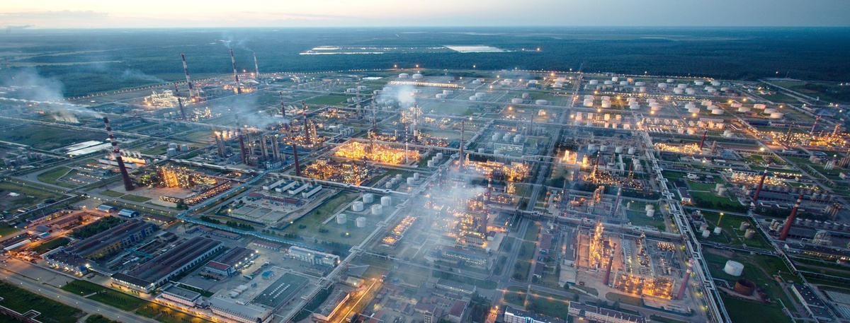    Территории нефтеперерабатывающего завода КИНЕФ ("Киришинефтетеоргсинтез") в Киришском районе Ленобласти, архивное фото для иллюстрации. Автор фото: Антон Ваганов / "Деловой Петербург"
