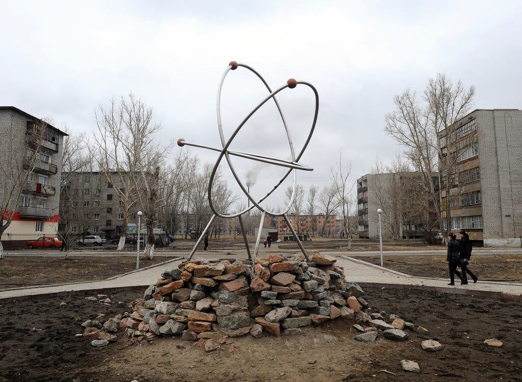 Этот памятный знак находится в городе Курчатове (Казахстан).