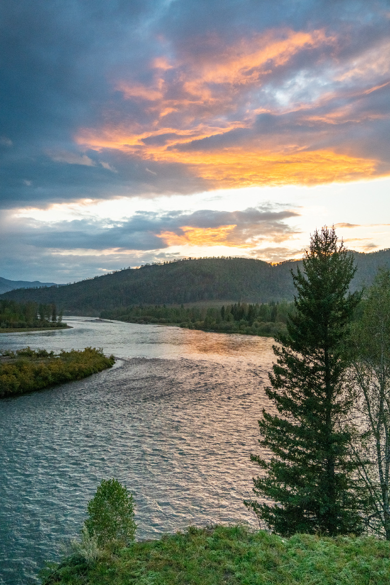 закат над Катунью рядом с Катандой. следующее фото в галерее - звездное небо с той же точки