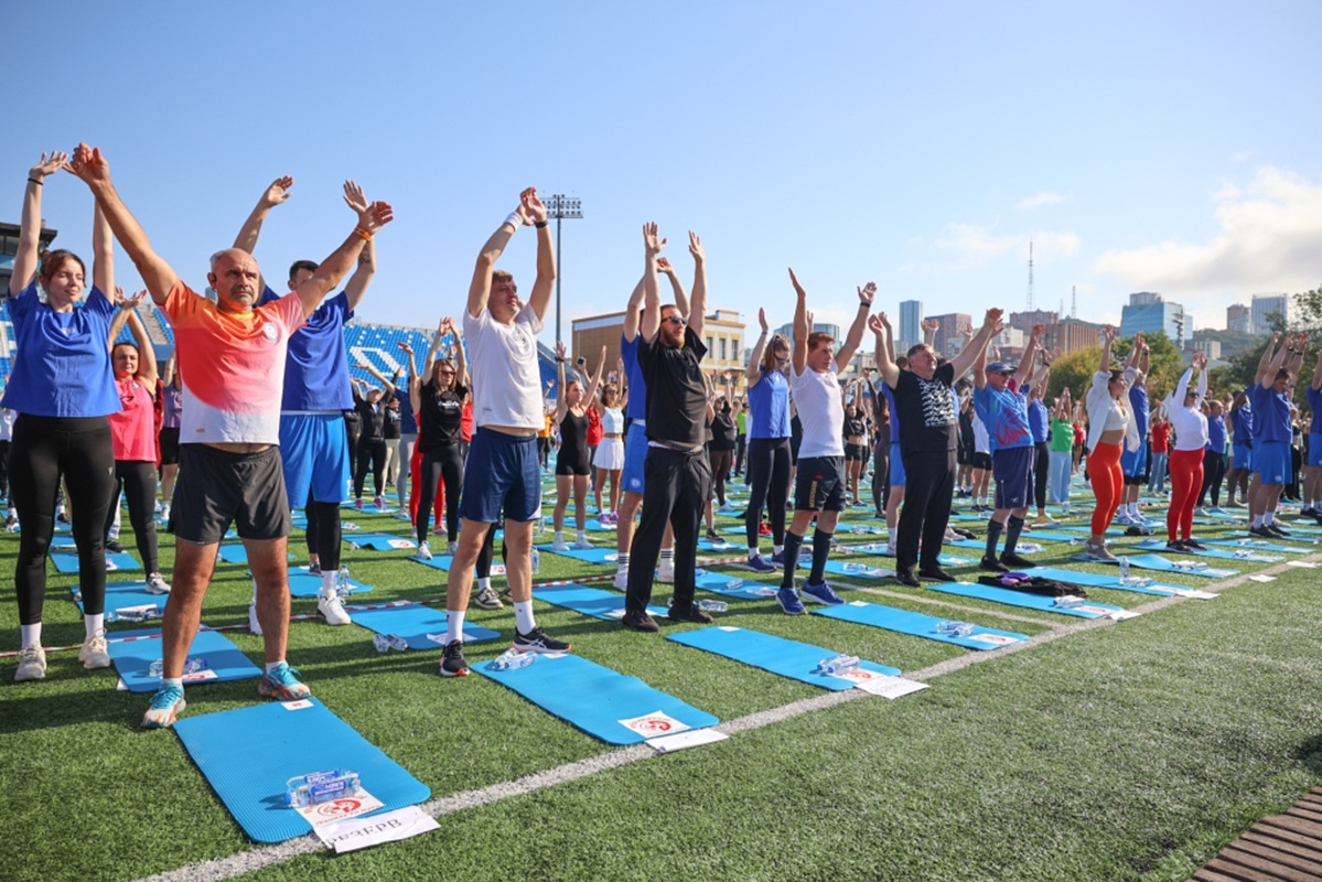 Почти 3 тысячи человек вышли на зарядку во Владивостоке.  Фото: Фото: Правительство Приморского края / Игорь Новиков / primorsky.ru