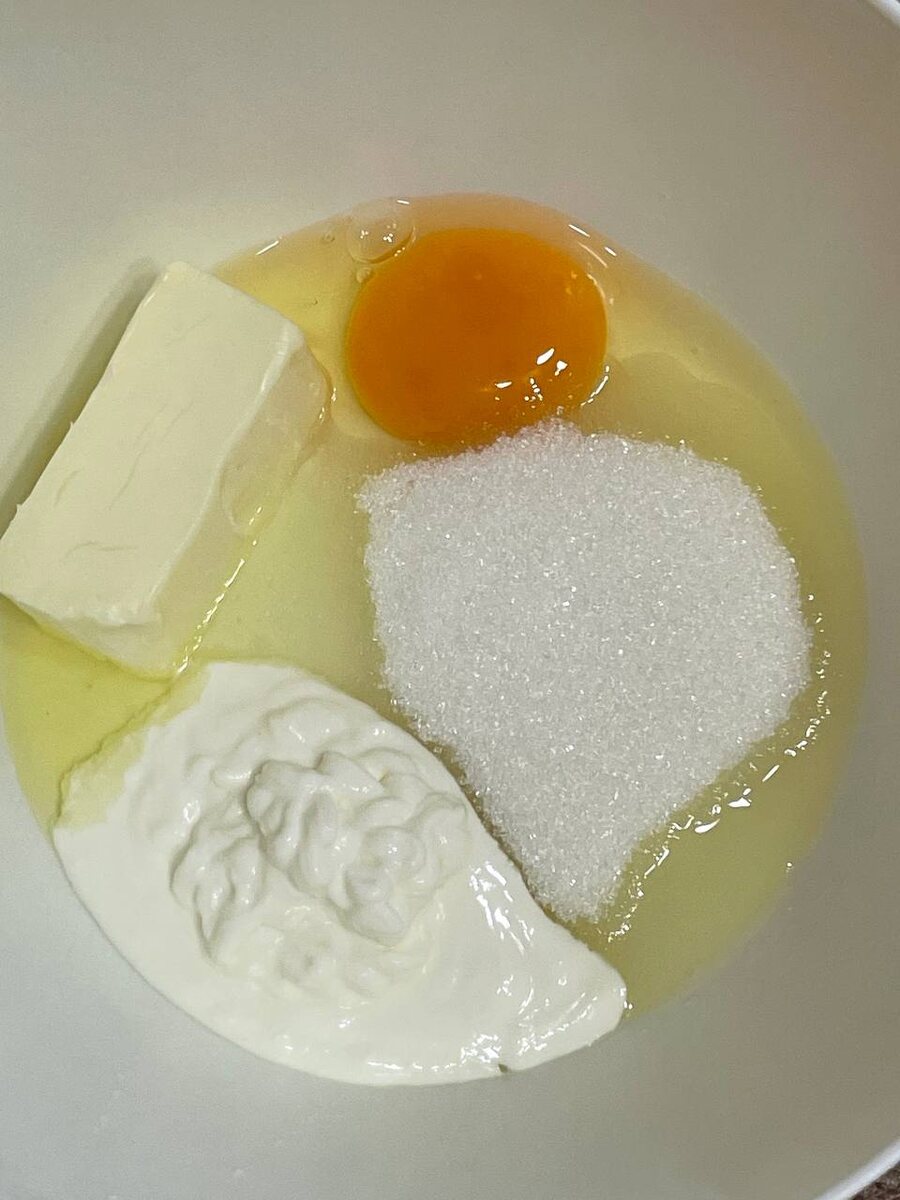 Яйцо, сахар, сметана и размягчённое сливочное масло.