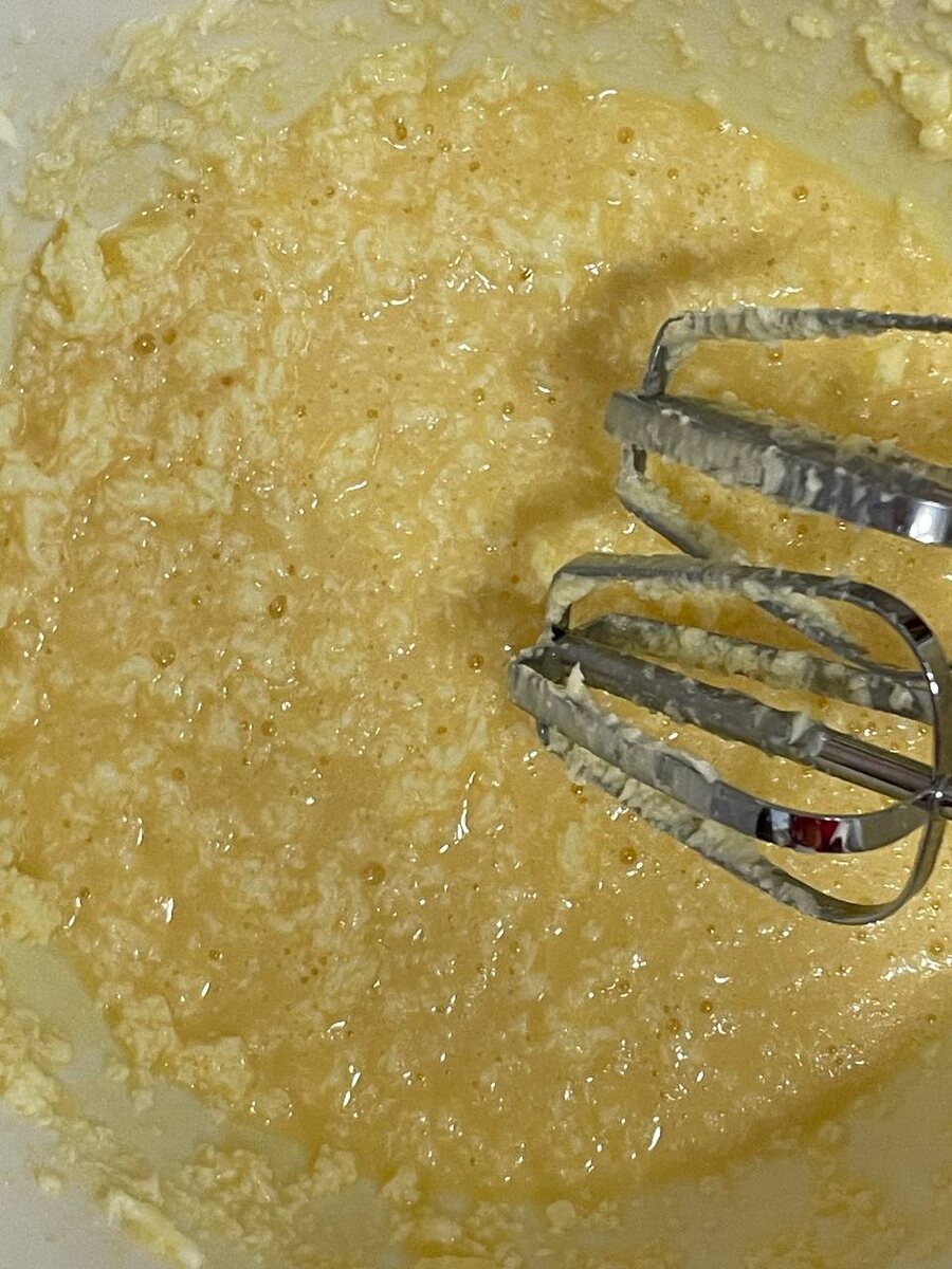 Блендерим, если нет блендера - замешиваем венчиком или вилкой.