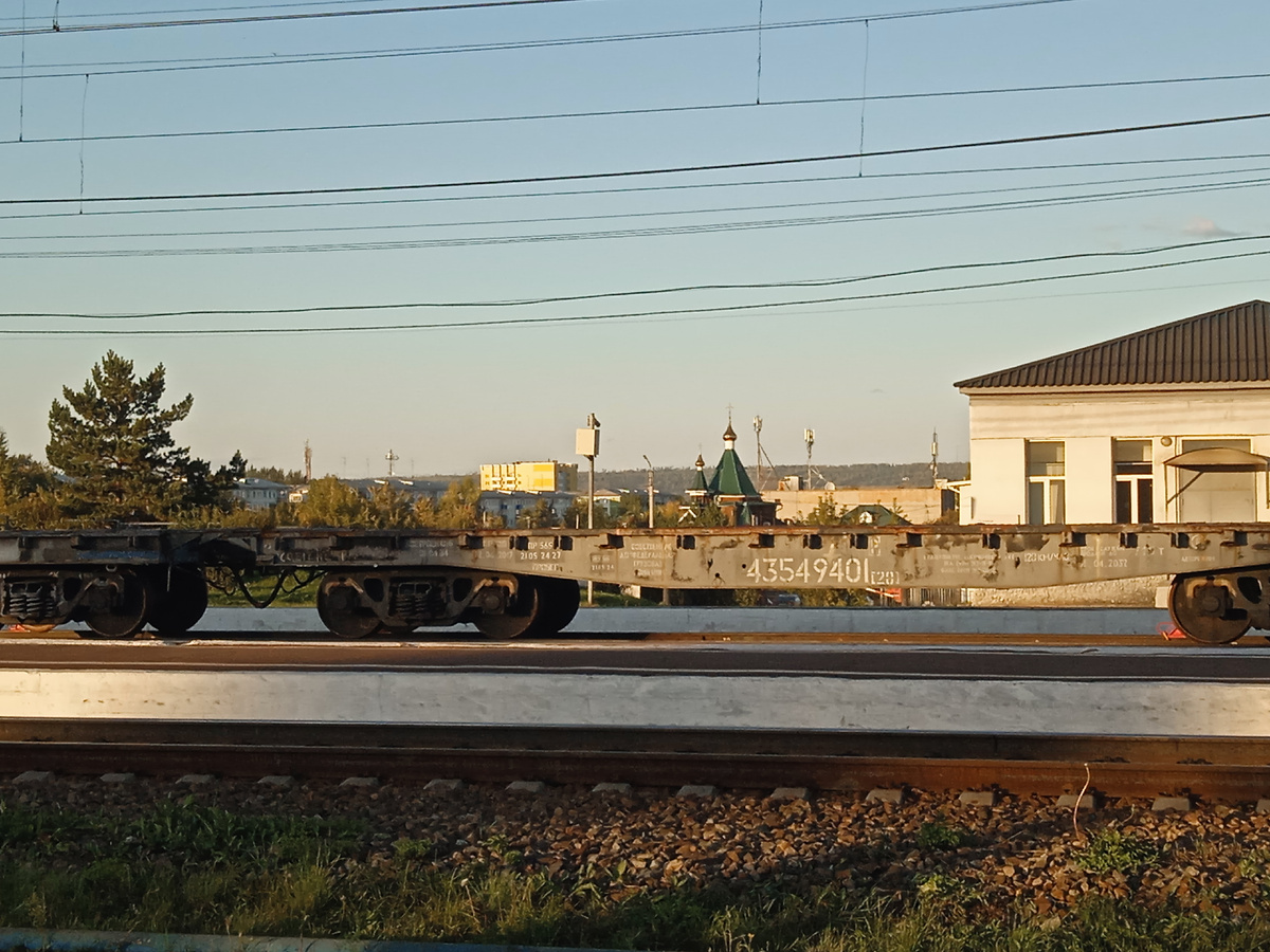 Привокзальная церковь в лучах заката. Мы ждём электричку на платформе. 