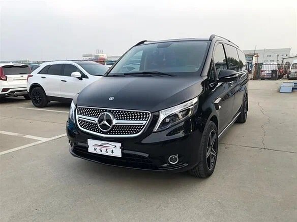 Чёрный -чёрный мерседес с южно-корейскими братками...