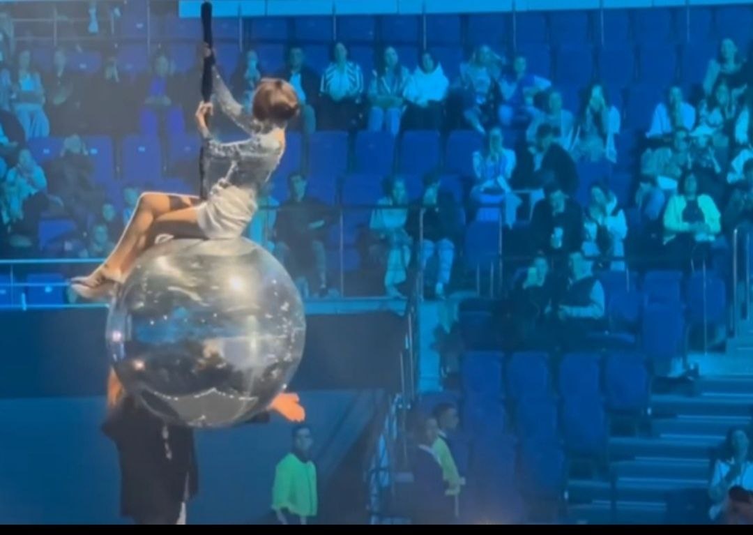 Е. Медведева на фоне пустых кресел. 