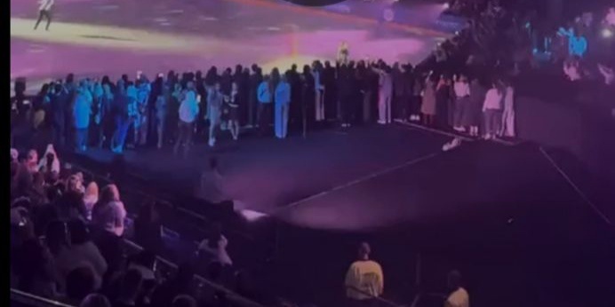 Пустой танцпол. 20% зрителей стоят вдоль бортика. 