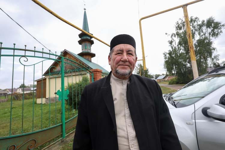    Бывший глава союза писателей РТ Данил Салихов после ухода с поста поменял свой образ жизни, переехал из Казани в село Малый Битаман Высокогорского района, где увлекся пчеловодством, а самое главное приблизился к исламу