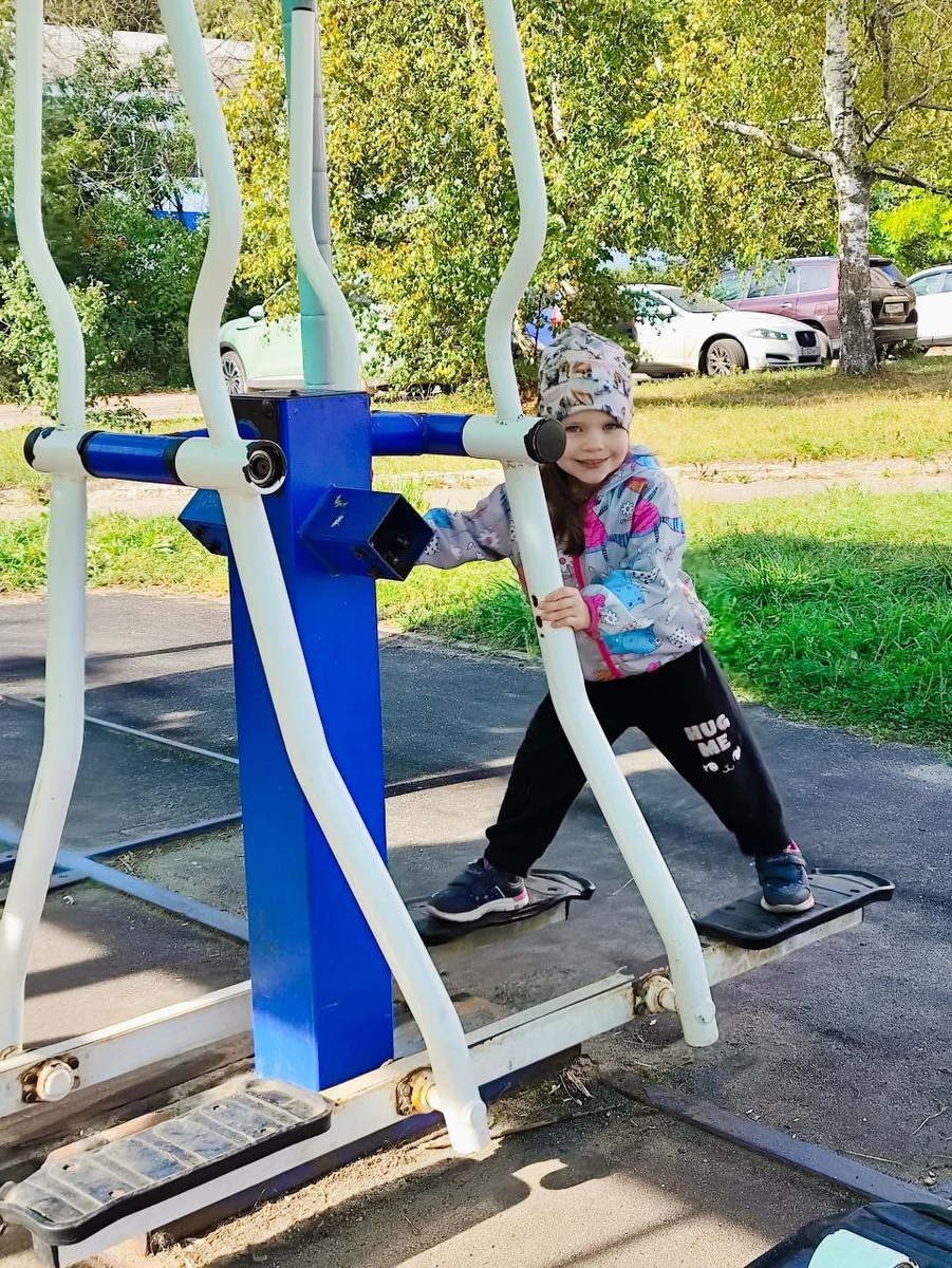 Надо спортом заниматься, а не в телефончике сидеть)))