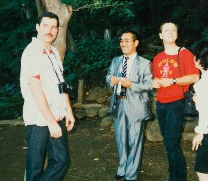 Фредди с охранником и ассистентом