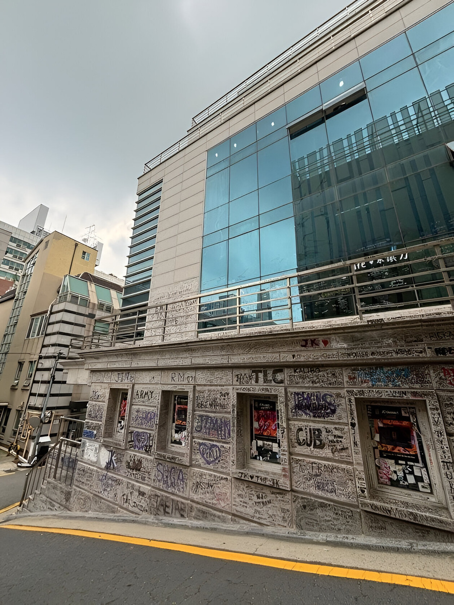 После переезда студии Big Hit здание принадлежит другим владельцам, его дальнейшая судьба неизвестна. Ходят слухи, что собираются снести его или отремонтировать фасад, убрав памятные послания фанатов BTS, но пока это остаётся разговорами. В любом случае лучше посетить это место при первой возможности. Фото: Алиса Мазурик