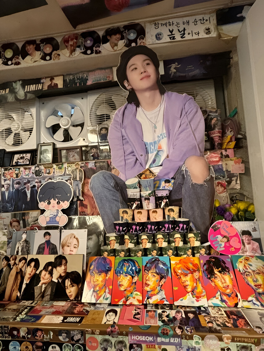 Тематическим кафе это место сложно назвать, но каждый сантиметр заведения посвящён BTS. Фото: Алиса Мазурик