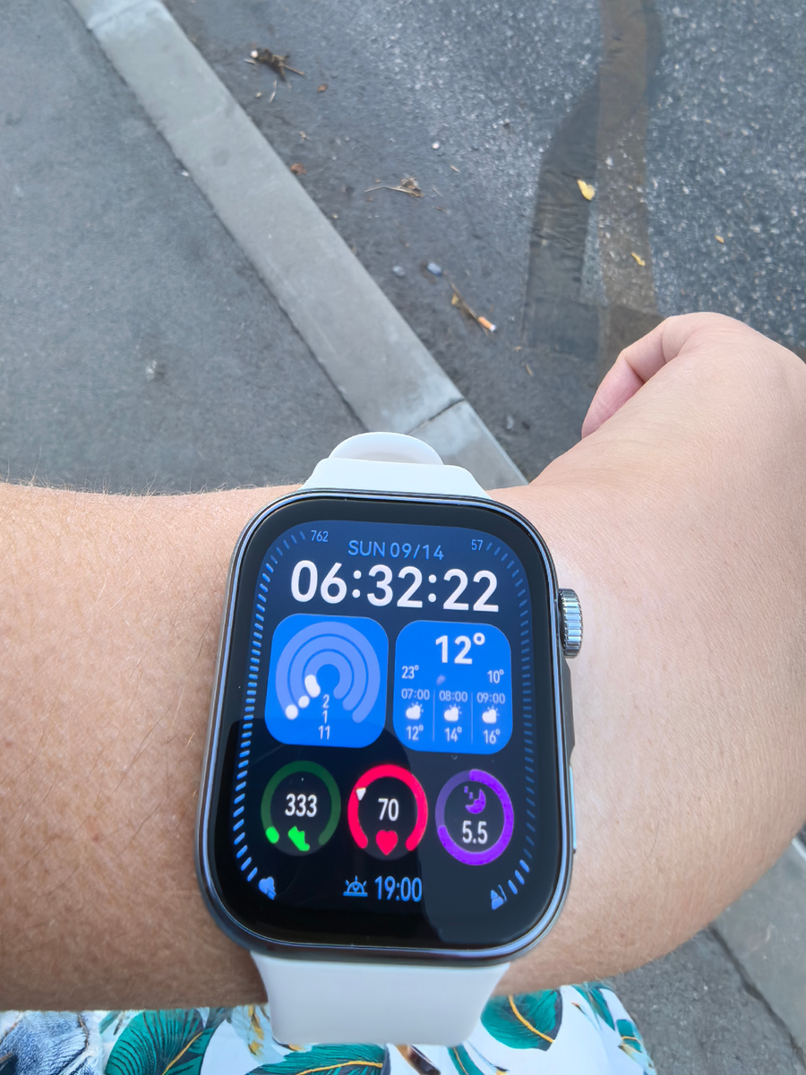 1. А ещё можно на этом фото заметить, что у меня только летний сарафан и джинсовая куртка.