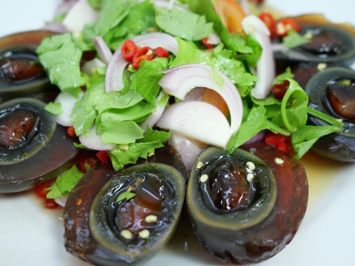 Столетние яйца