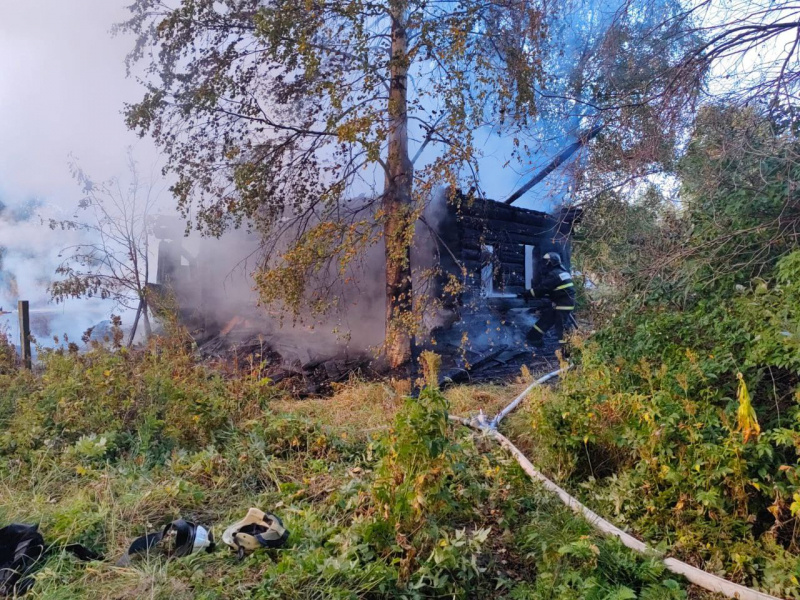    Пожарные в Карелии час тушили заброшку в безводном районеГоскомитет Карелии по безопасности