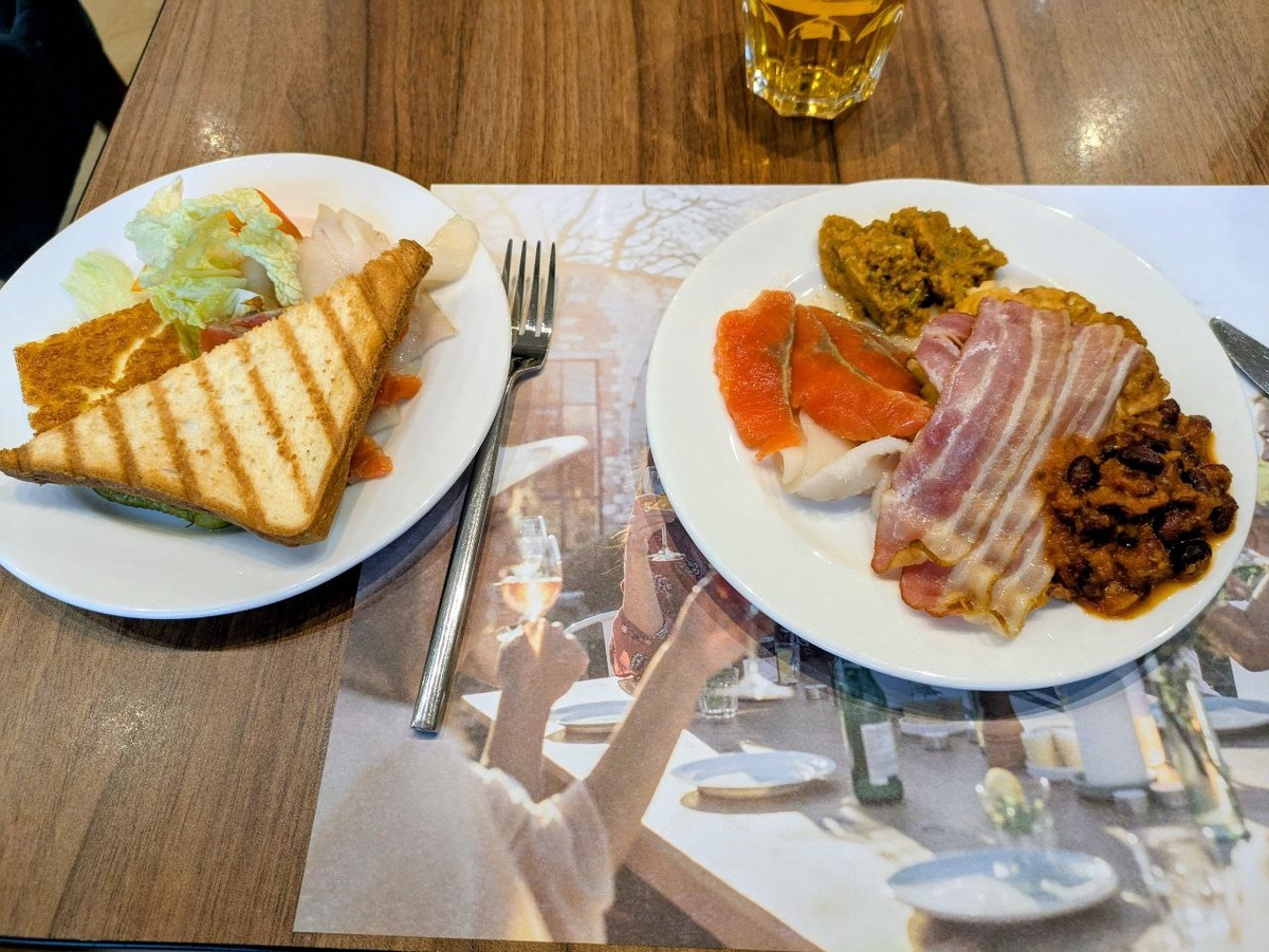 Тост, омлет, овощи, соленая рыбка, бекон, баклажанная икра, запеченная фасоль, ландорики. Здесь и далее: фото дзен-канала История одного ремонта и что было дальше