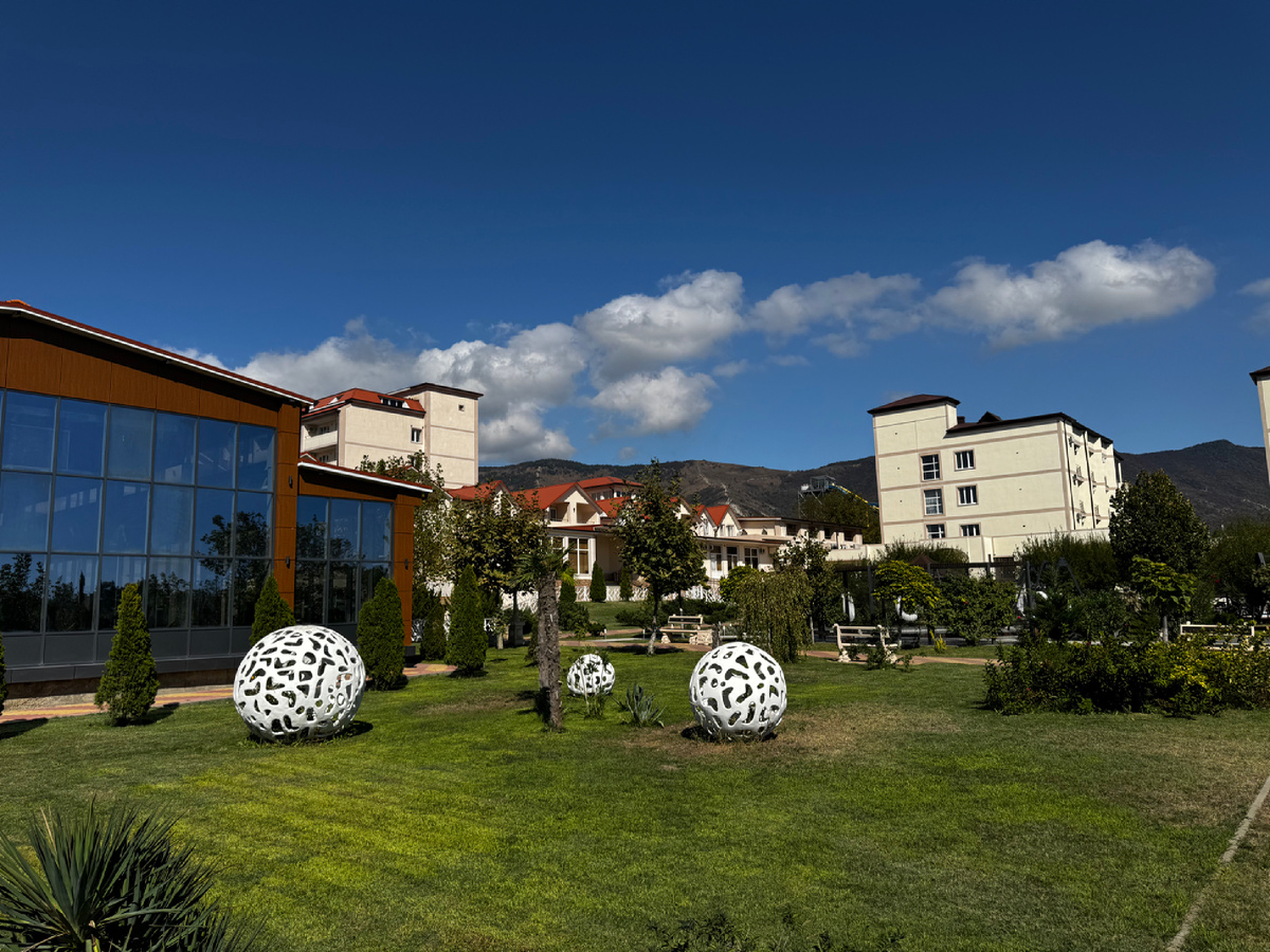 Куда не посмотри с территории, кругом горы. Красота! Фото автора.