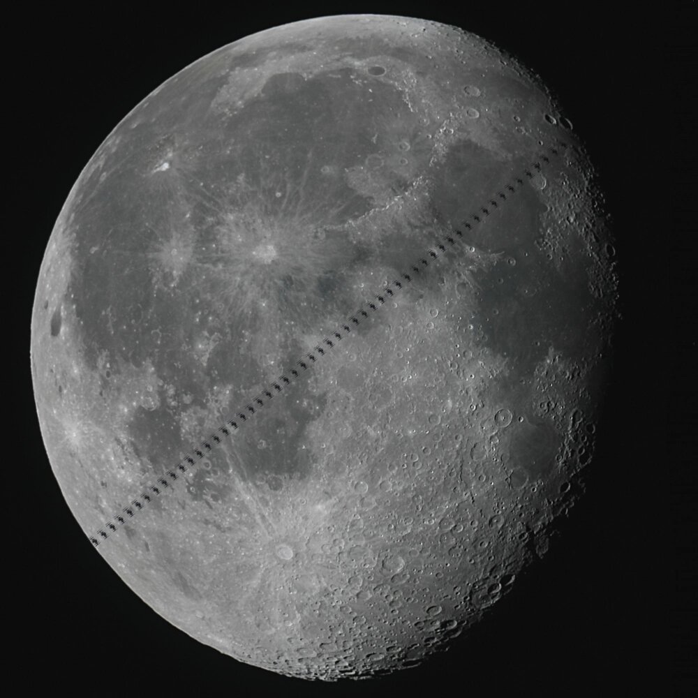    Пролёт МКС на фоне Луны Фото: Из личного архива/ Игорь Виньяминов