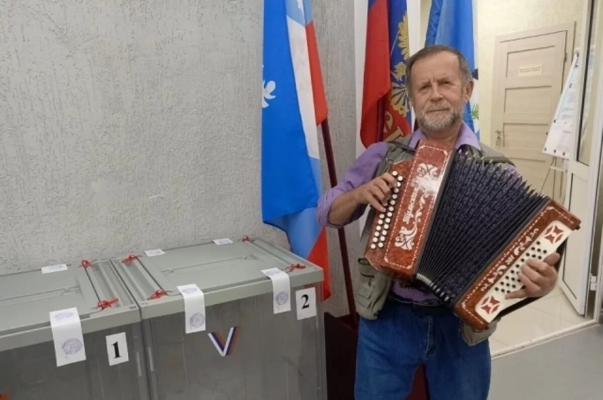    Гармонист выступил на избирательном участке в Иркутской области