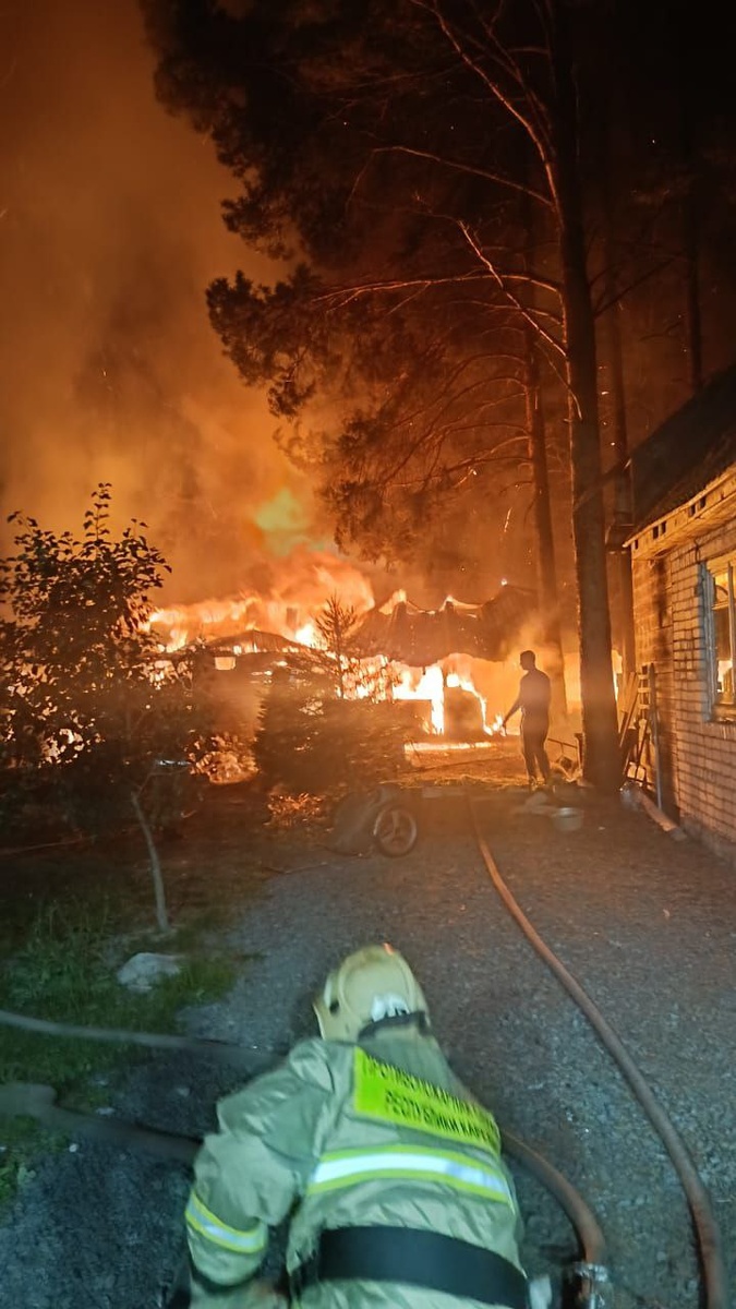    Две бани и сарай сгорели дотла ночью в КарелииГоскомитет Карелии по безопасности