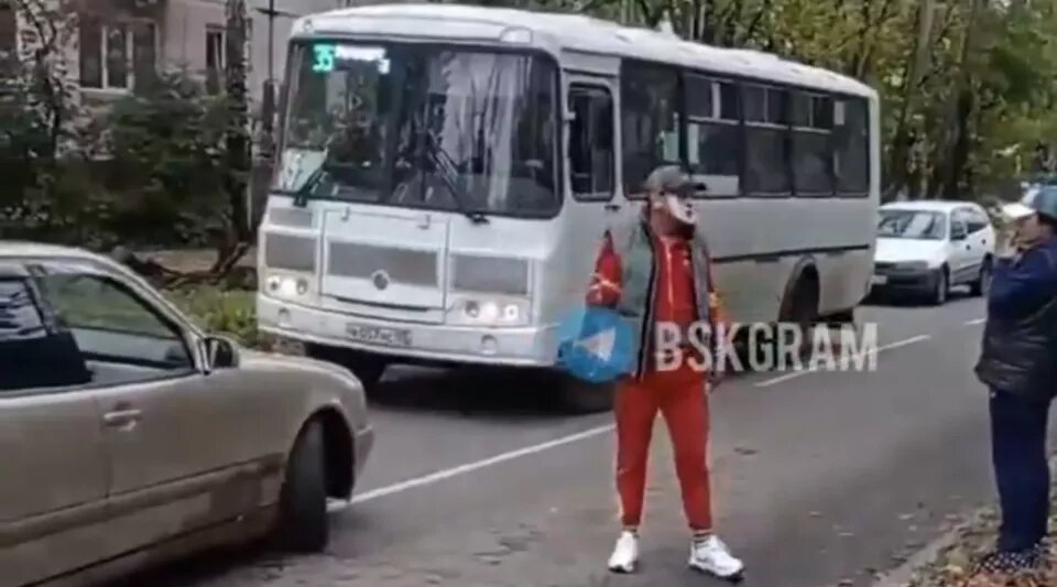    Странный мужчина в Бийске. Источник: кадр видео "Бийск 22"