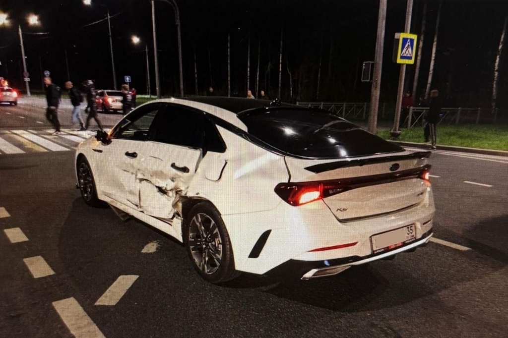    Авария случилась 13 сентября около 21:27 на Шекснинском проспекте у дома № 40.