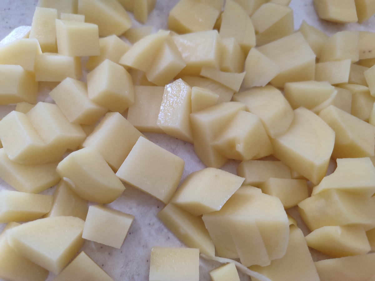 Для этого первого блюда хороши кубики.