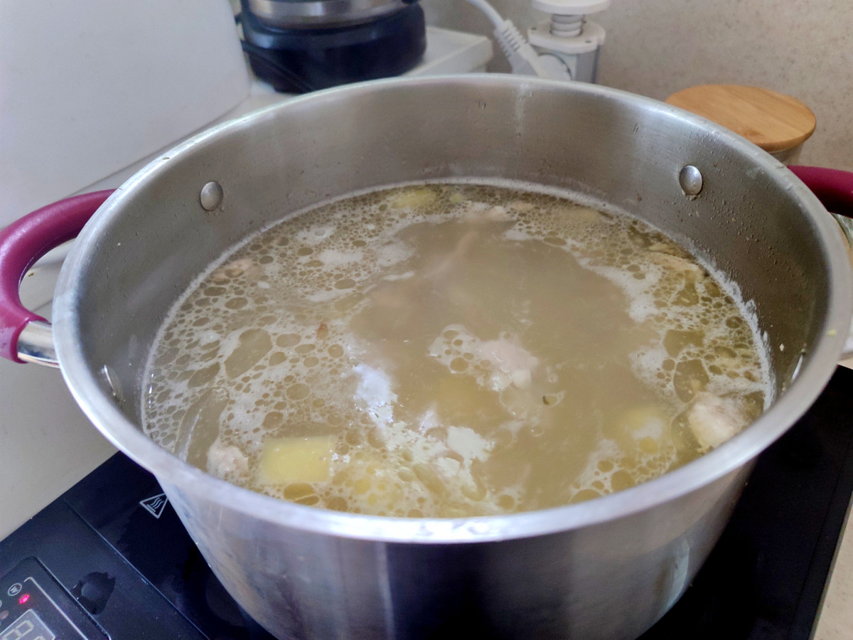 Не забываем убирать "грязь", то есть белки, свернувшиеся при варке мяса.