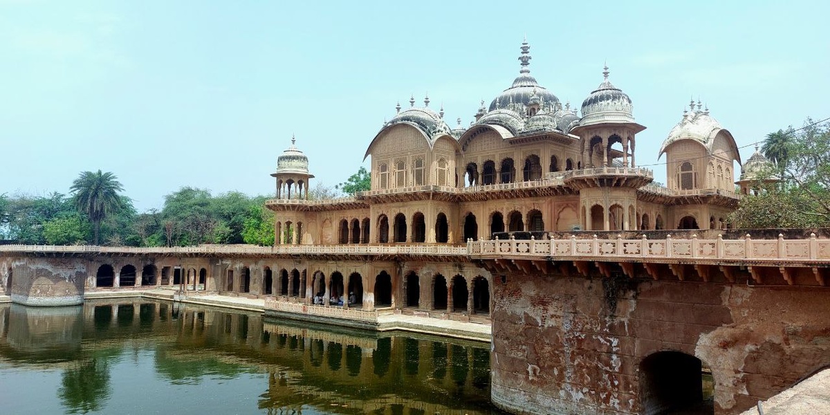 Дворец Шри Шайленlры Шармы на Смашане в Говордхане (Индия)