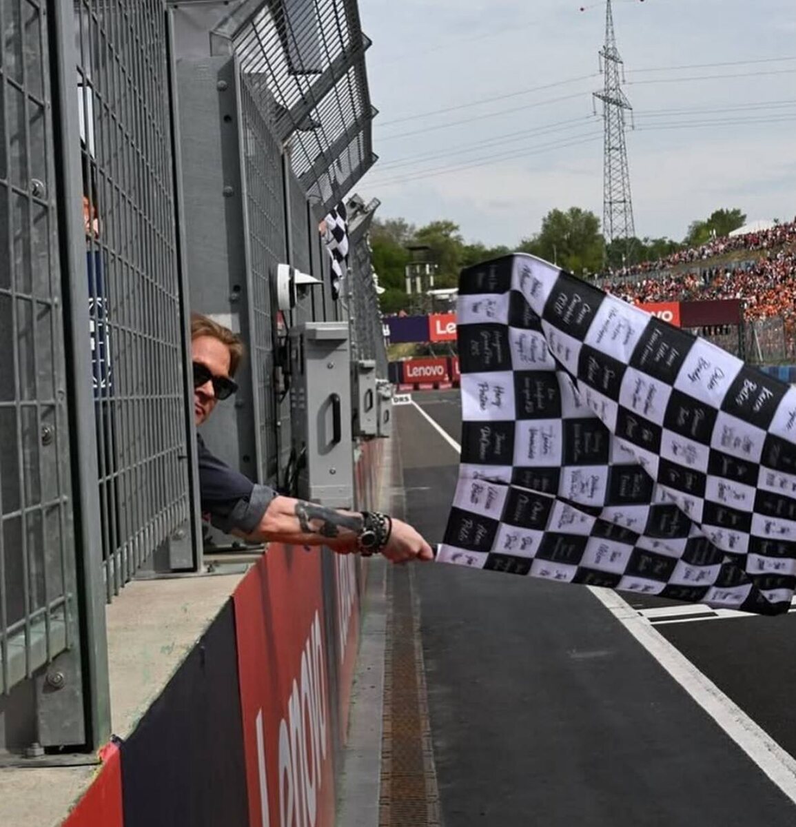 Axl Rose с Patek Philippe и флагом Формулы-1