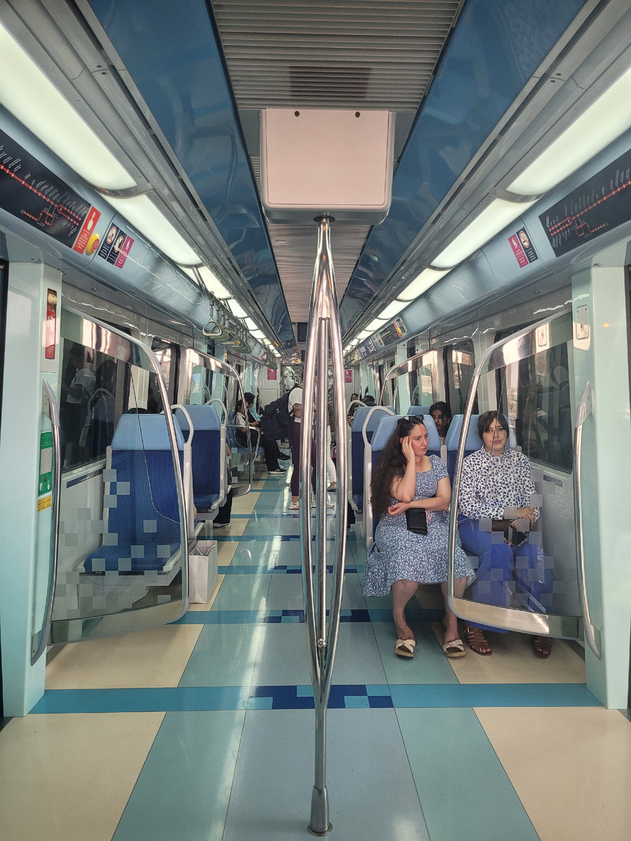В метро Дубая днем. Вечером в женском вагоне уже было битком