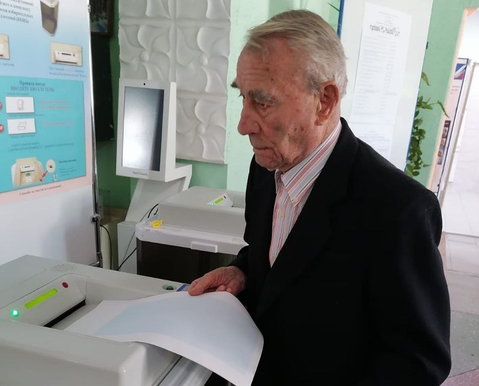    Возраст - не помеха выборам. Столетний ветеран труда А.А.Кабанов лично пришёл на избирательный участок. Придонье Газета