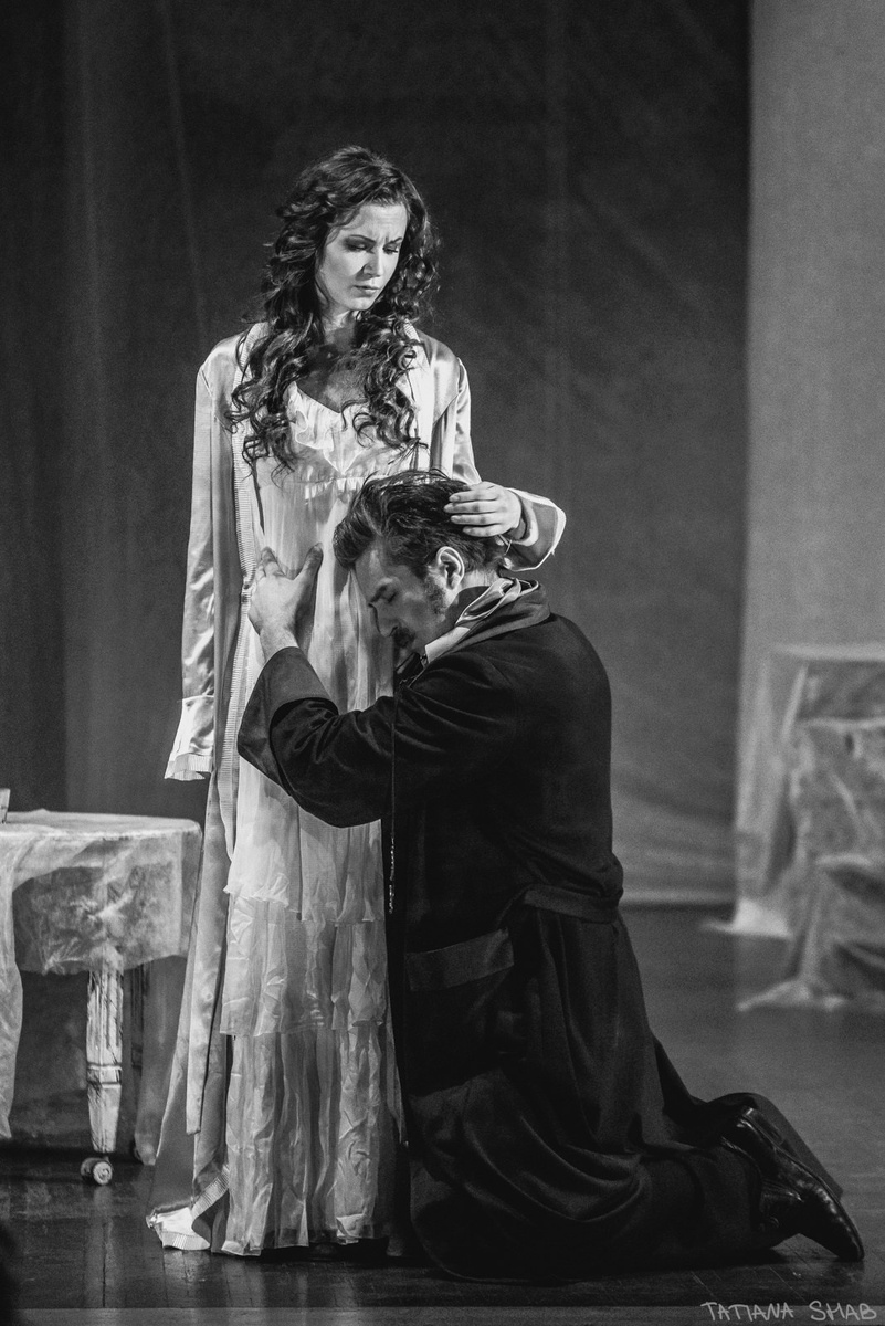 Чарнота - Максим Демченко, Люська - Екатерина Демидова. Сцена из спектакля студии "Белый шар"