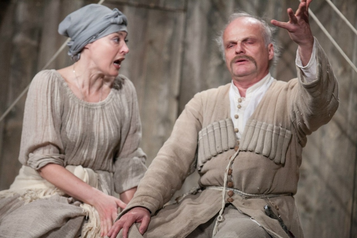 Чарнота и Люська. Сцена из спектакля "Бег. Восемь снов"