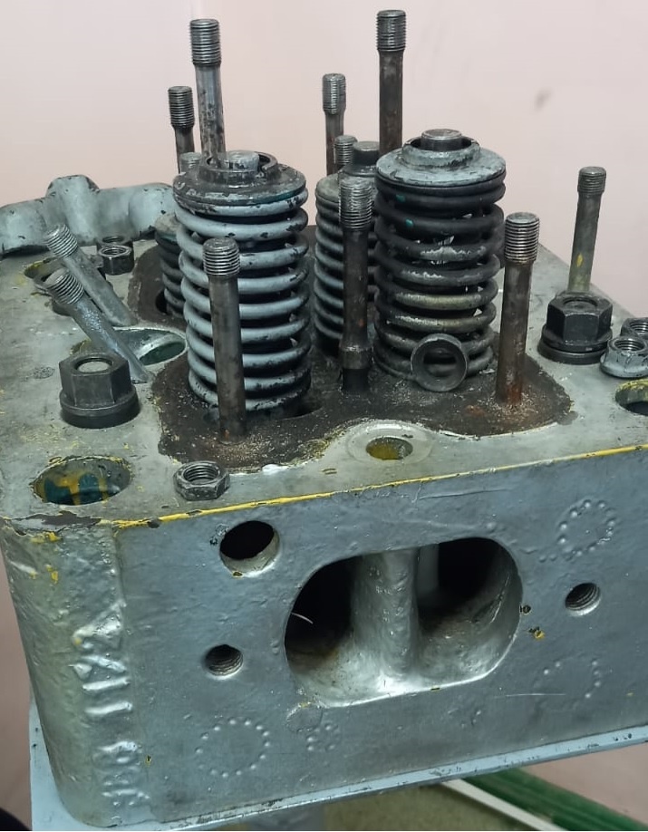 Цилиндровая крышка 5Д49 - массивная литая конструкция из высокопрочного чугуна