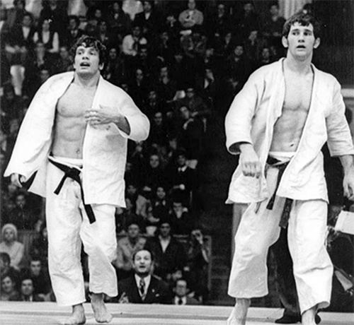 Момент финальной схватки Чемпионата мира 1976 года по дзюдо в Вене.
После команды "матэ" к центру татами — Валерий Двойников (слева) и Владимир Невзоров