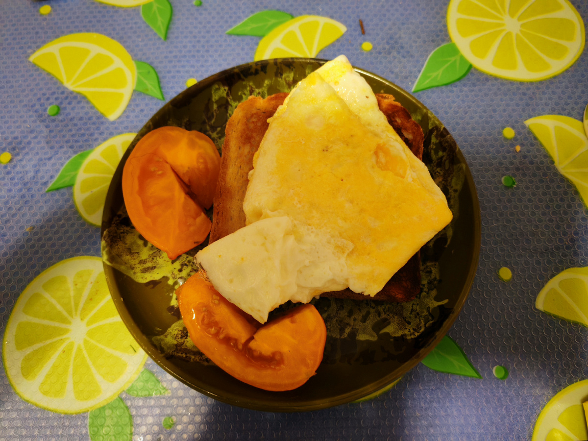 Яичный блин на поджареном хлебе. 