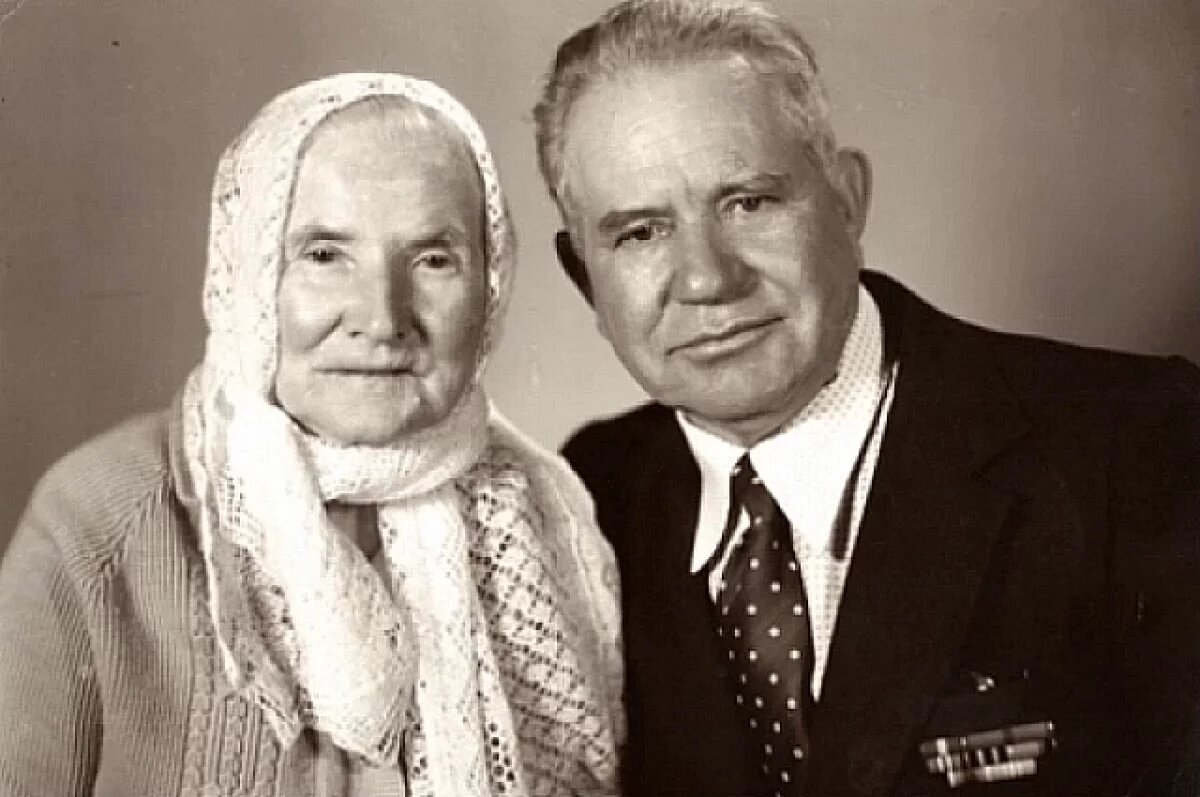    Андрей Воробец не забывал свою спасительницу Анну Максименко и после войны: поддерживал дружбу, приезжал с гостинцами. А в 1981 году (на фото) они вместе съездили в Краснодар для записи радиопередачи, в которой герой рассказывал о службе и чудесном спасении из плена.