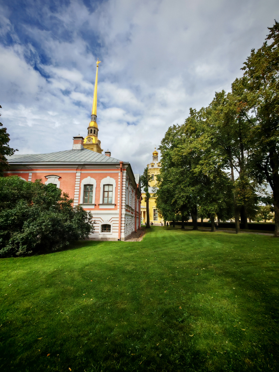 На территории Петропавловской крепости.