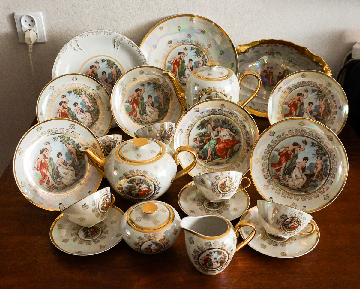 Чайный сервиз с мифологическими сюжетами. Фабрика Lichte, ГДР. Начало 1960-х гг. Перламутровый люстр - особая разновидность глазури «восстановительного огня» на керамике