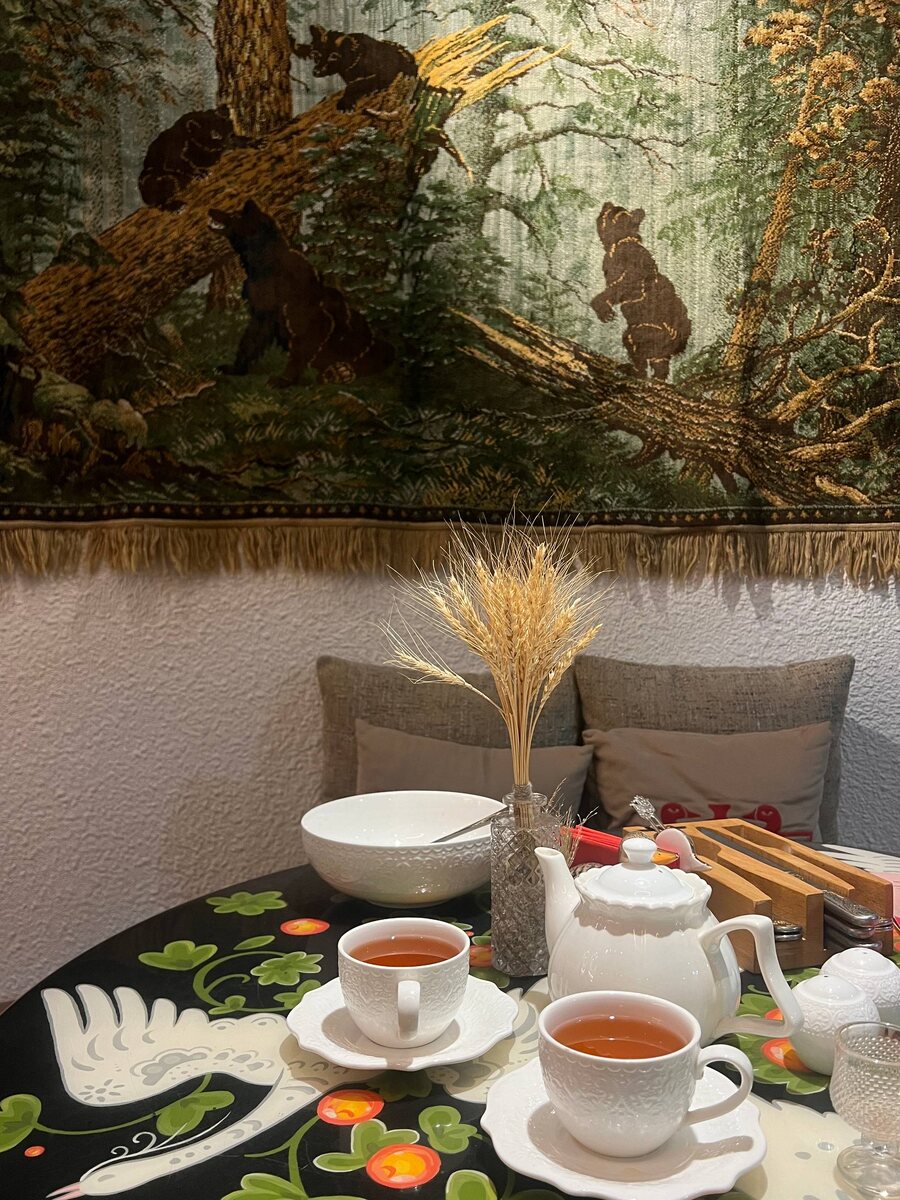 Это интерьер первого зала ресторана. Такой столик достался нам в прошлое посещение. Как видите, очень много деталей создают атмосферу: расписной стол, подушки с логотипом, панно на стене и даже колоски в вазе. 