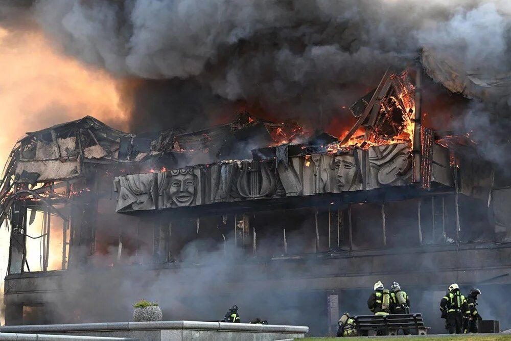 Здание было полностью охвачено огнем