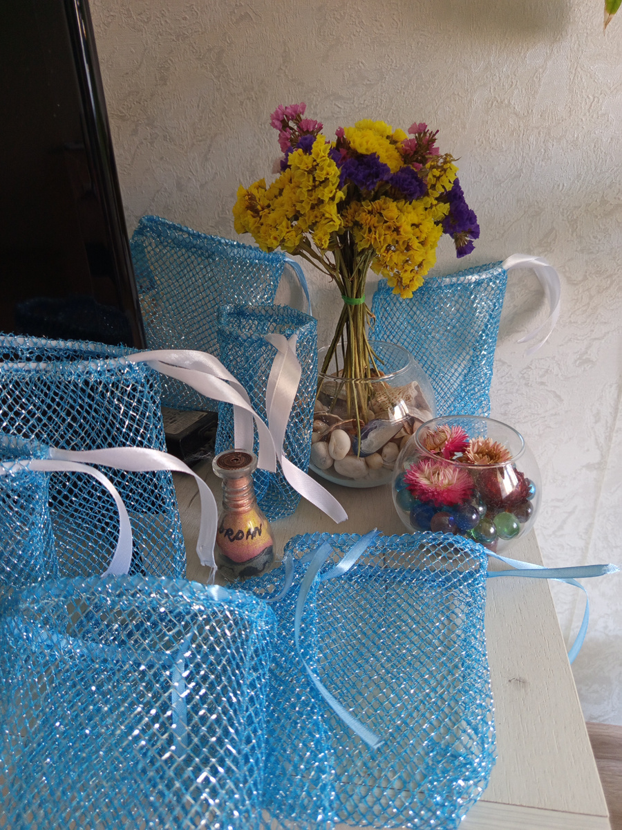 Восемь подарочных мешочков-пакетов. Фото автора