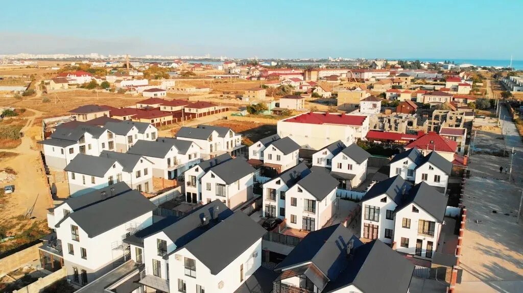 Общий вид на дома в Заозерном г. Евпатория