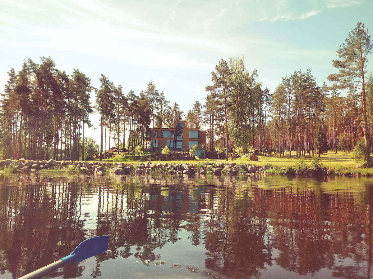 А это одно из строений в поместье питерского миллиардера Игоря Водопьянова, расположено на Вуоксе, в Приозерском районе Ленобласти. 