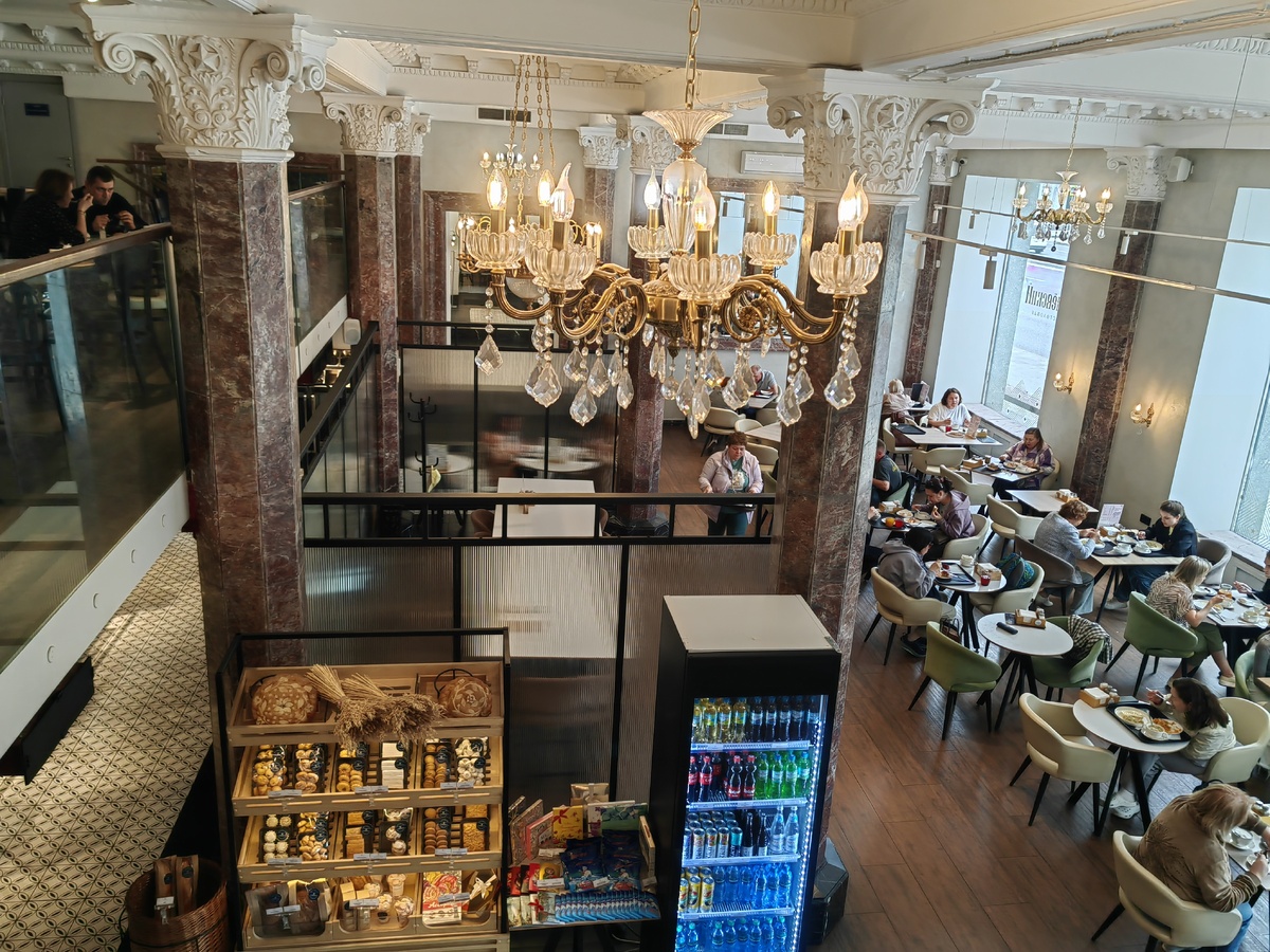 Интерье вполне симпатичный, есть второй этаж