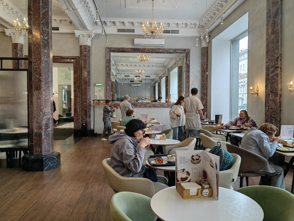 Судя по тому, что много пенсионеров, для них вполне еда доступна. 