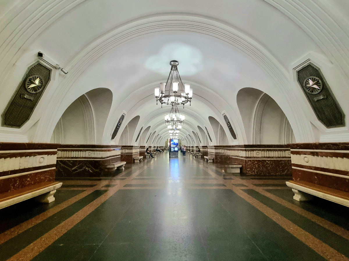 Станция метрополитена Сокольнической линии —«Фрунзенская». Фото автора статьи.