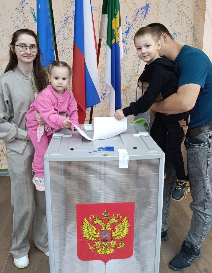    В Кондинском районе жители приходят на выборы глав сельских поселений Леуши и Мулымья семьями