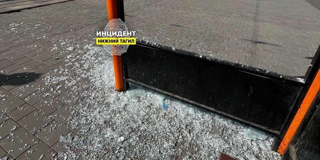 В Нижнем Тагиле вандалы разгромили стеклянную остановку