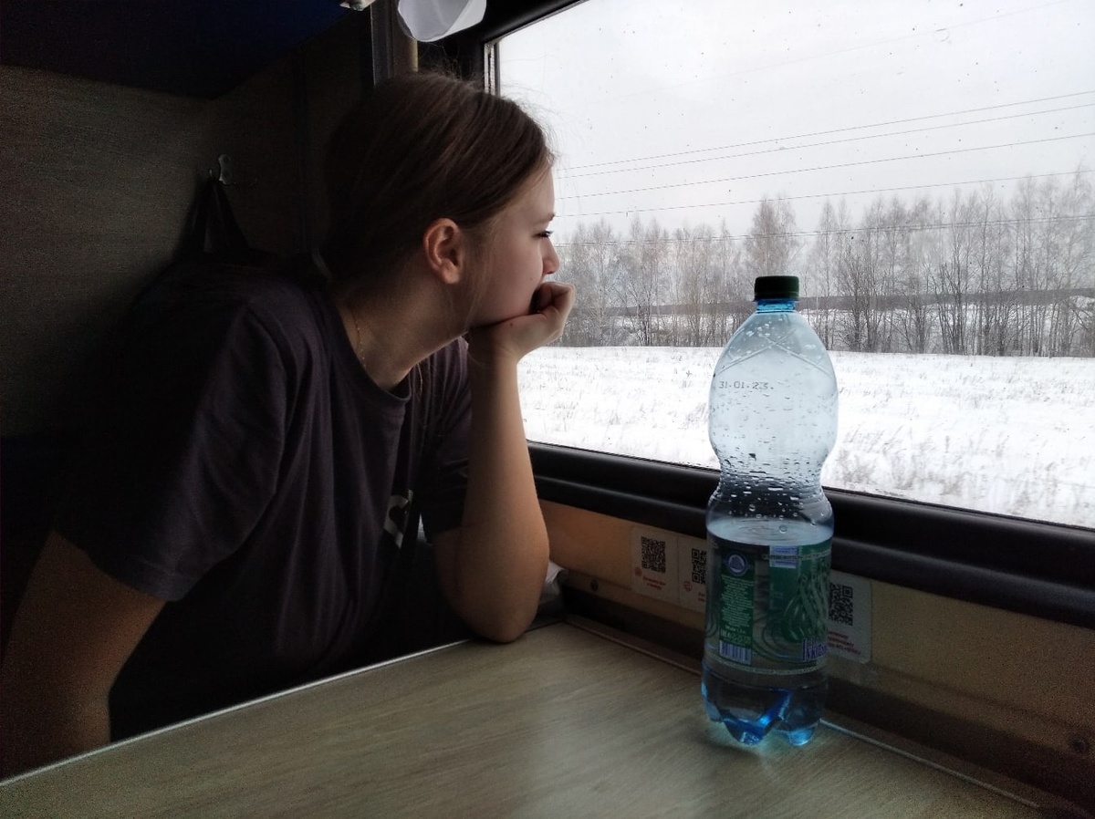    Захожу в купе, а на моей нижней полке уже устроился пожилой пассажир: всю дорогу учил меня, как правильно жить